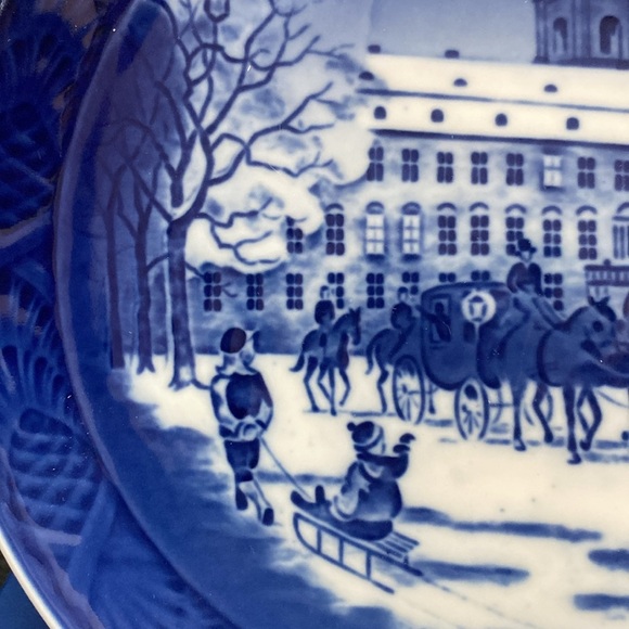 Royal Copenhagen 1992 Queen's Carriage Year Plate - Picture 5 of 16